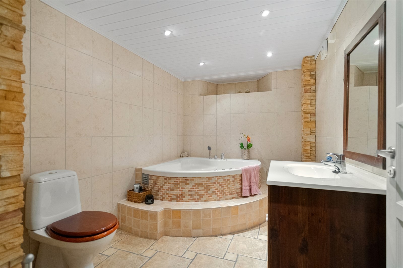 Stort flislagt bad med massasjebadekar - et sted å nyte hverdagsluksus Galleribilde