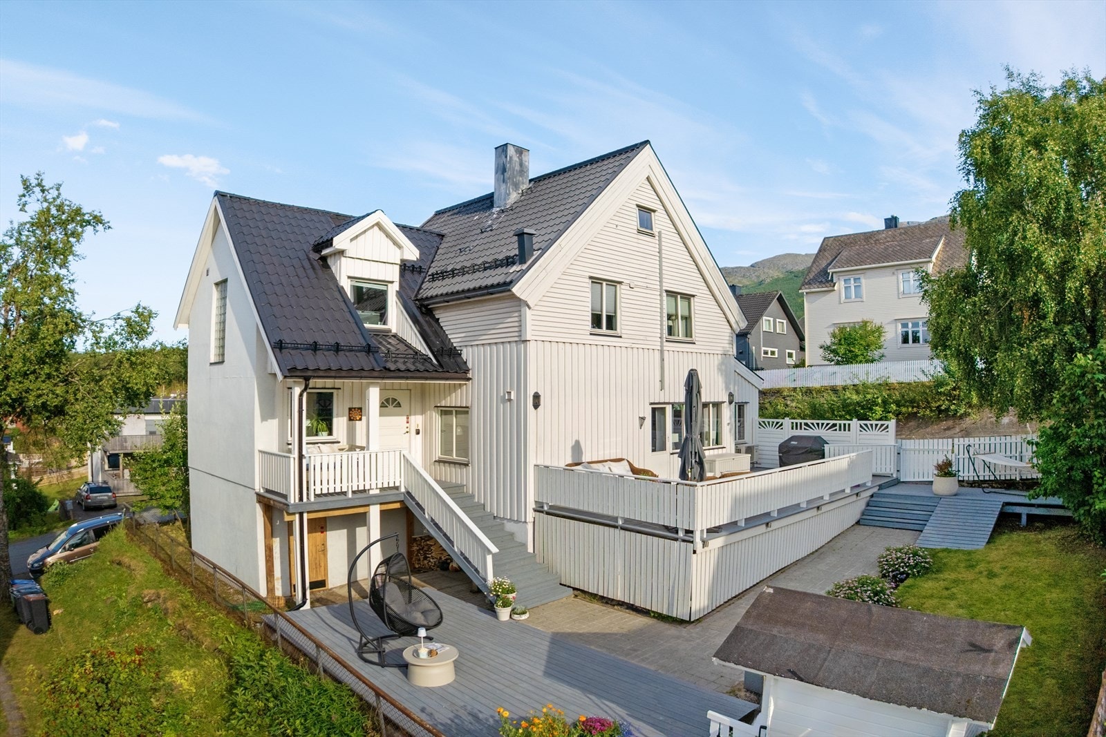 Innholdsrikt enebolig som strekker seg over fire etasjer, romslig uteplass for store og små og garasje - denne muligheten dukker ikke opp hver dag! Galleribilde