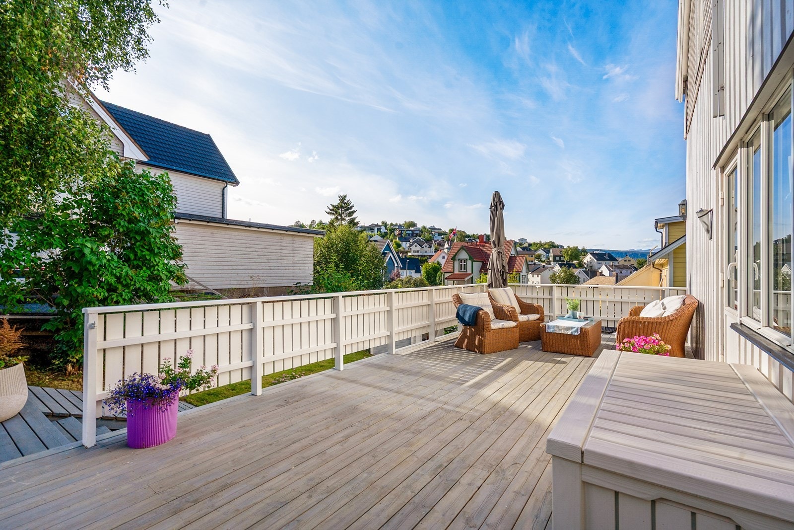 Terrassen er en forlengelse av stuen - her er det plass til utemøbler og mulighet for mange hyggelige stunder Galleribilde