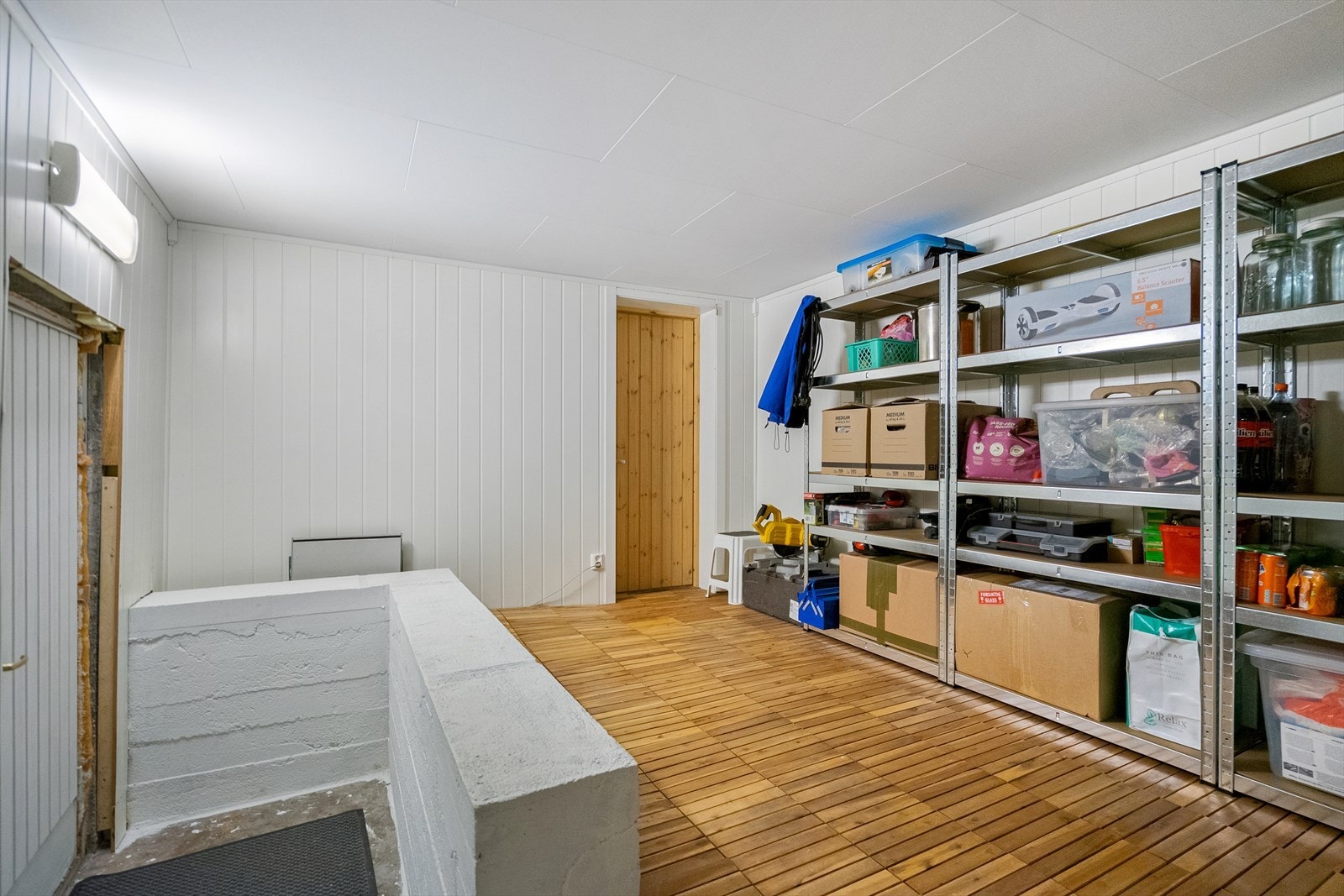 Kjelleren har flere boder med gode oppbevaringsmuligheter Galleribilde
