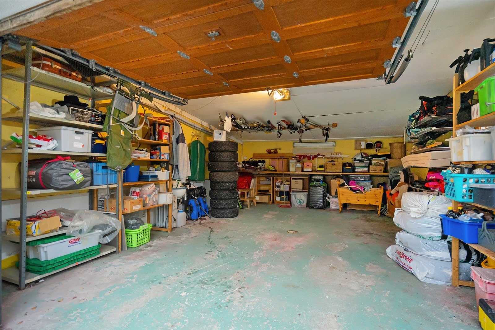 Romslig garasje med plass til både bil og oppbevaring av diverse utstyr og verktøy Galleribilde