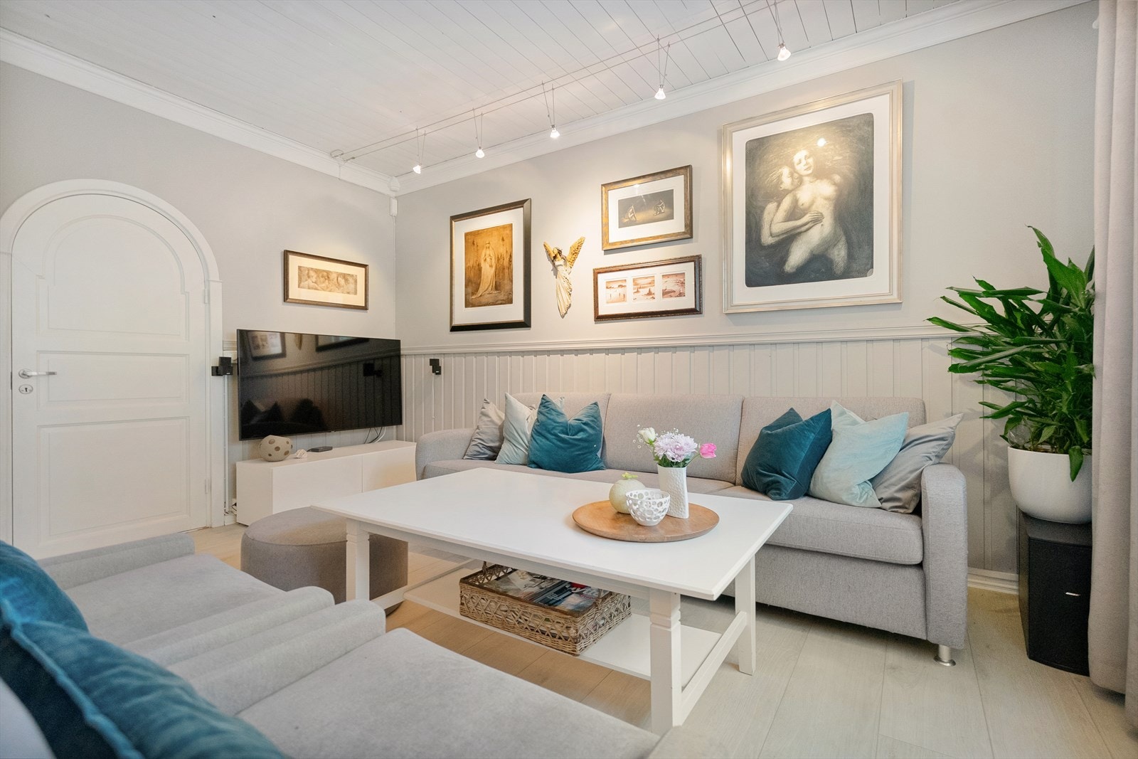 En stemningsfull stue med plass til både rolige kvelder og hyggelige samtaler Galleribilde