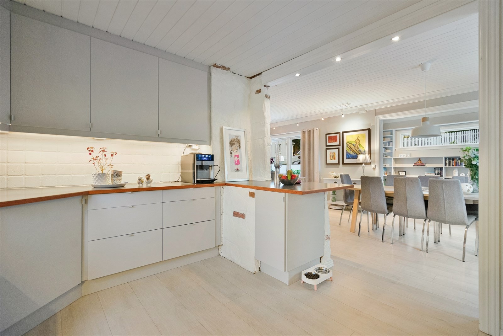 Et lyst og praktisk kjøkken med åpen løsning mot spiseområdet - perfekt når matlaging og gode samtaler skal gå hånd i hånd Galleribilde