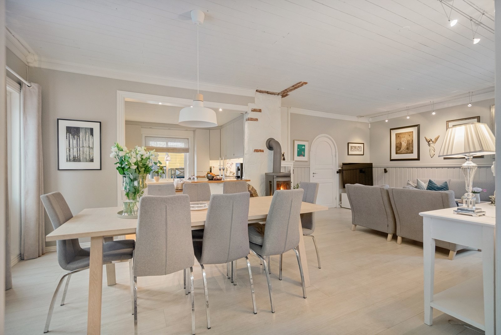 Åpen løsning som knytter stue, spisestue og kjøkken sammen - et hjem skapt for trivsel og fellesskap Galleribilde