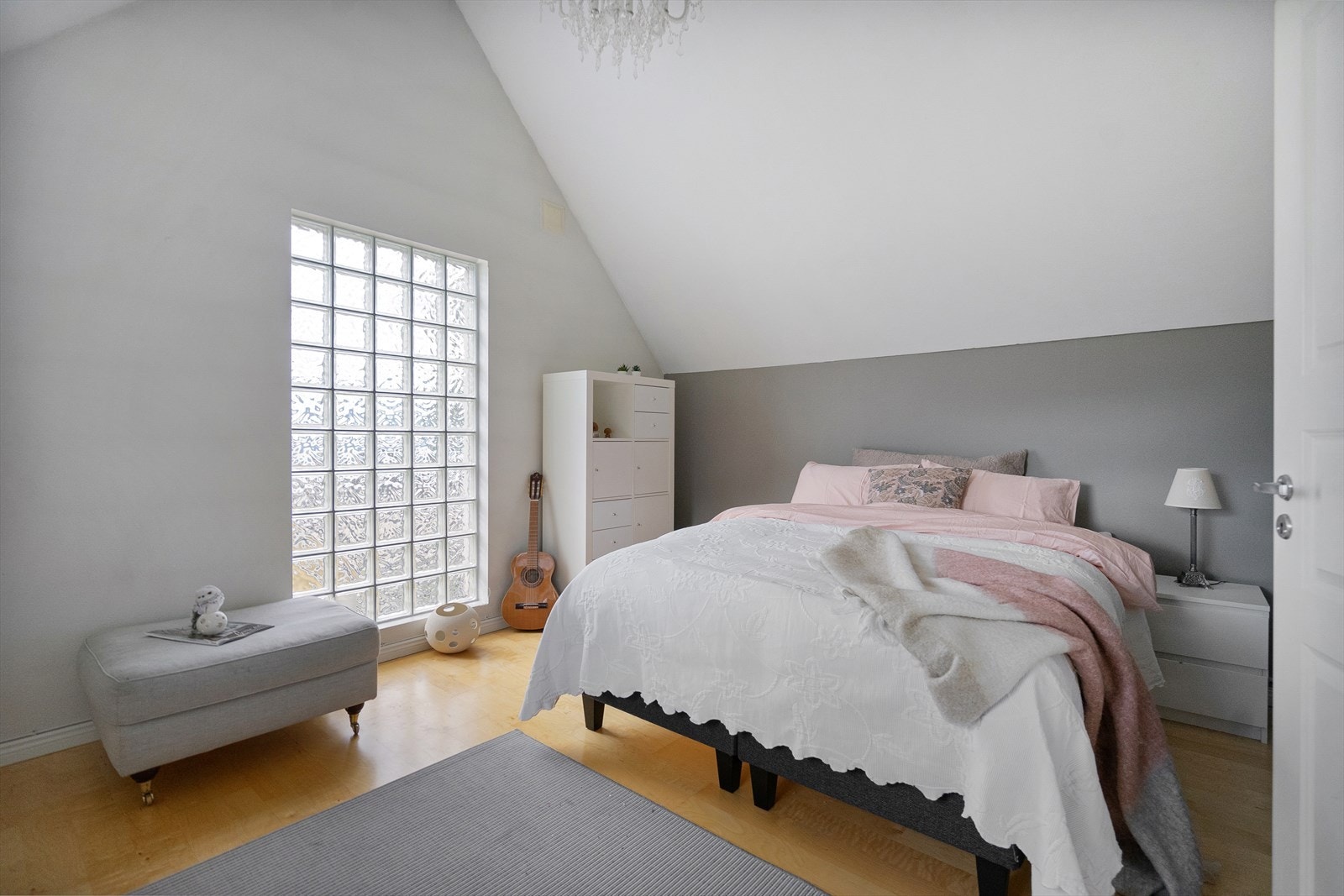 Soverom 2 - Glassbyggerstein som gir rommet et unik preg og slipper inn dagslys til soverommet Galleribilde