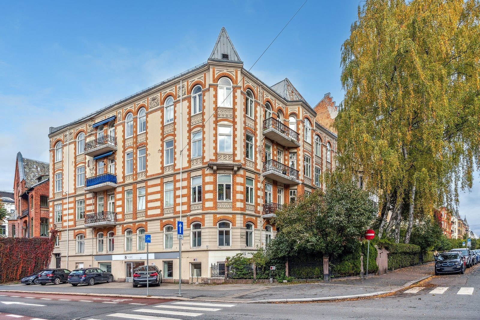 Fasade/parkering | Historisk bygård oppført i 1897. Tilhørende parkeringsplass er foran bygget Galleribilde