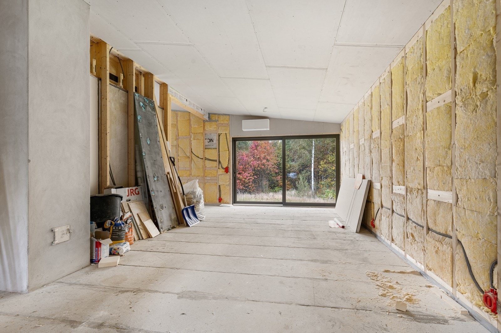 Det er gitt byggetillatelse for rehabilitering samt til- og påbygg enebolig. Stuen er av god størrelse og har avsatt plass til kjøkken med utgang fra tofløyet verandadør til en solrik hage. Galleribilde
