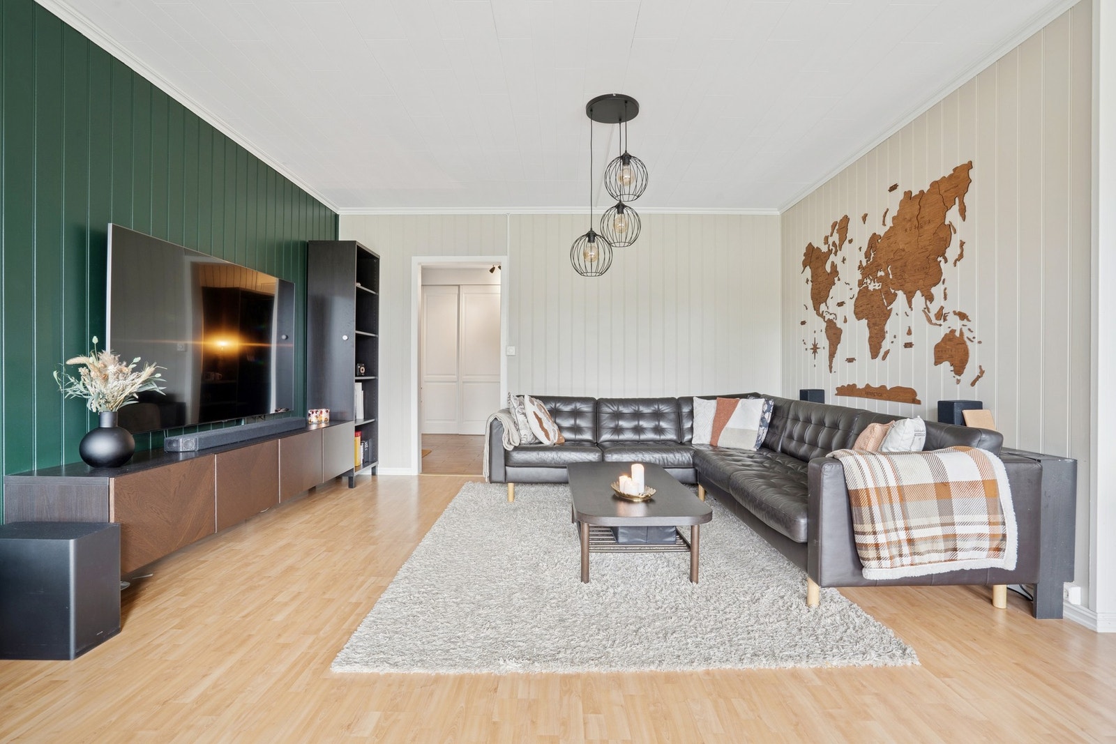 Leiligheten består av entré, toalett, vaskerom, bad, kjøkken, stue, tre soverom og to solrike balkonger. Galleribilde