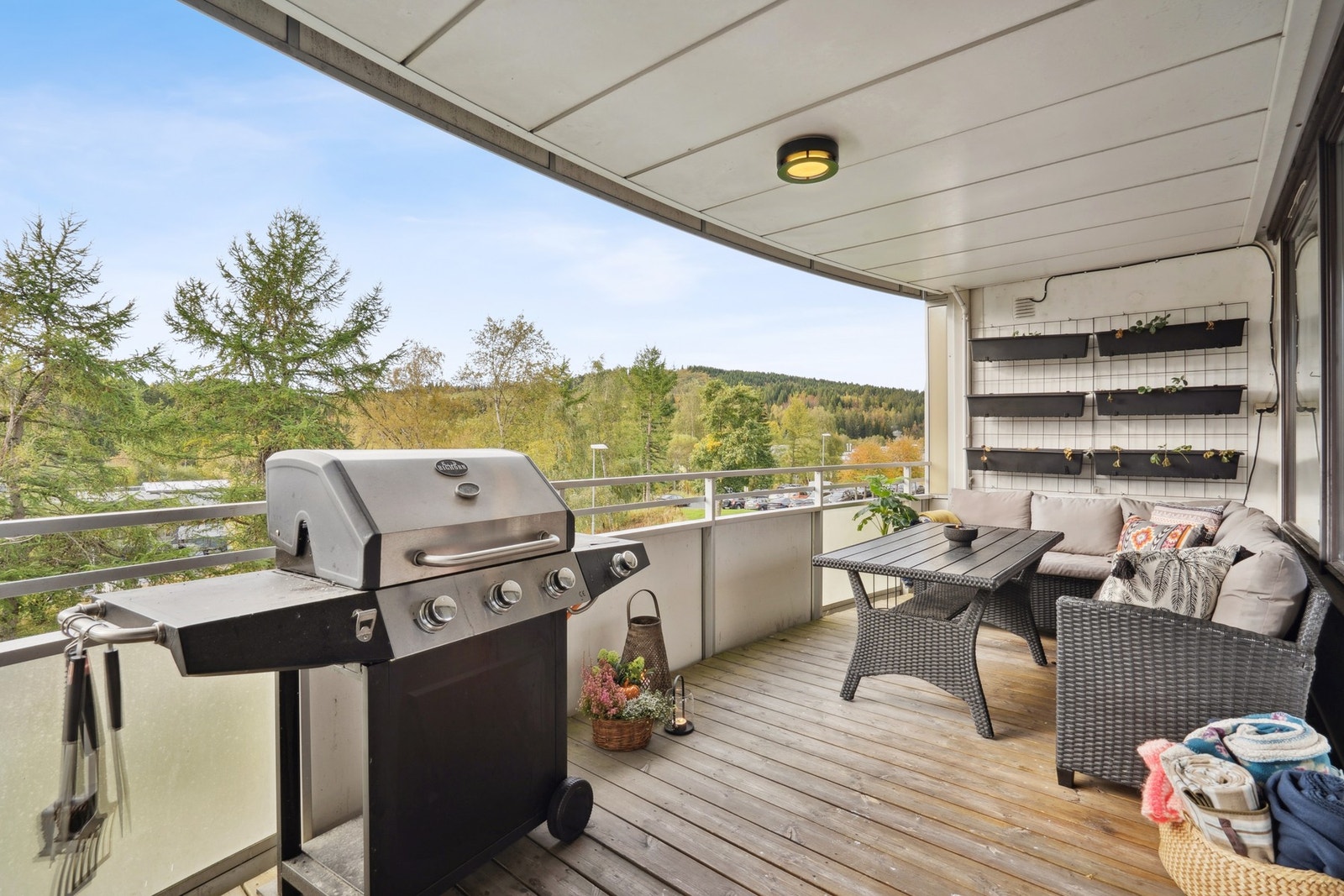 Romslig uteplass med plass til sittegruppe og grill. Galleribilde