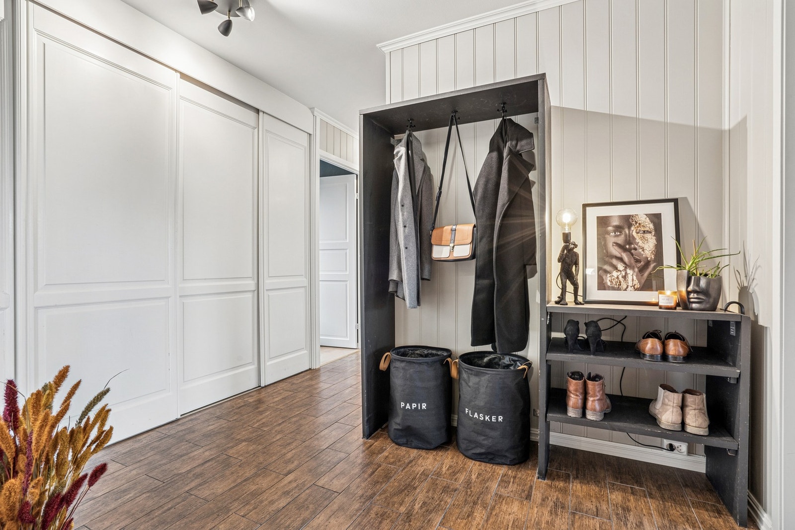 God plass til sko og yttertøy i praktisk skyvedørsgarderobe. Galleribilde