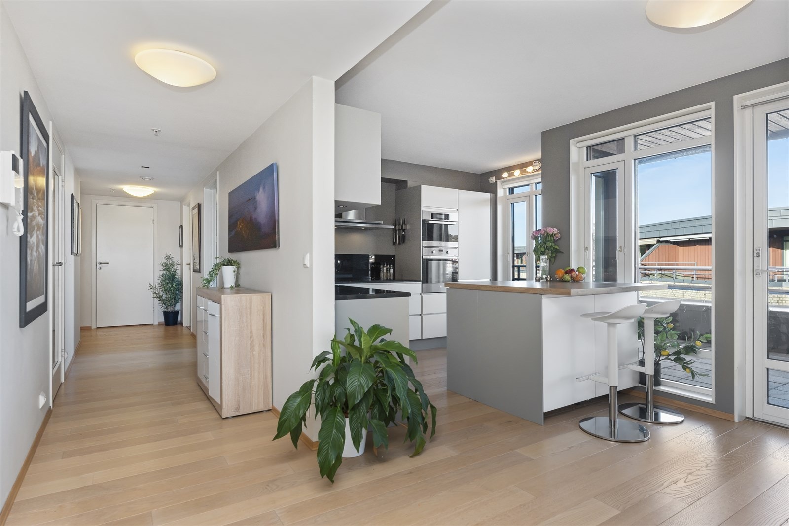 Romslig kjøkken med kjøkken øy Galleribilde