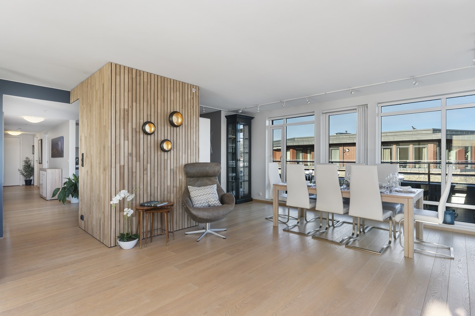 I stuen er det god spiseplass til mange Galleribilde