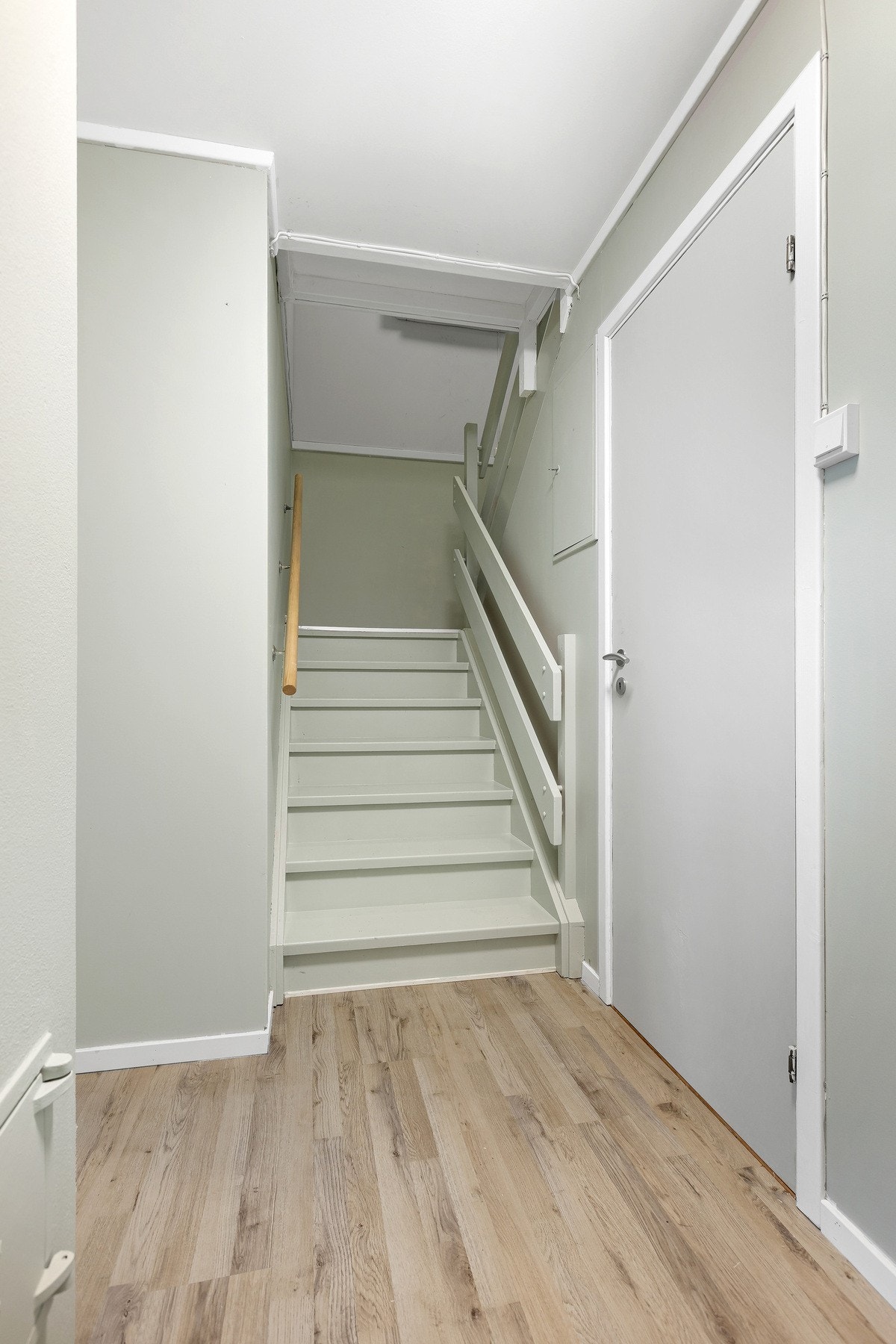 Fra 1. etasje er det trappegang ned til underetasjen. Blant annet dør inn til romslig innebod. Galleribilde