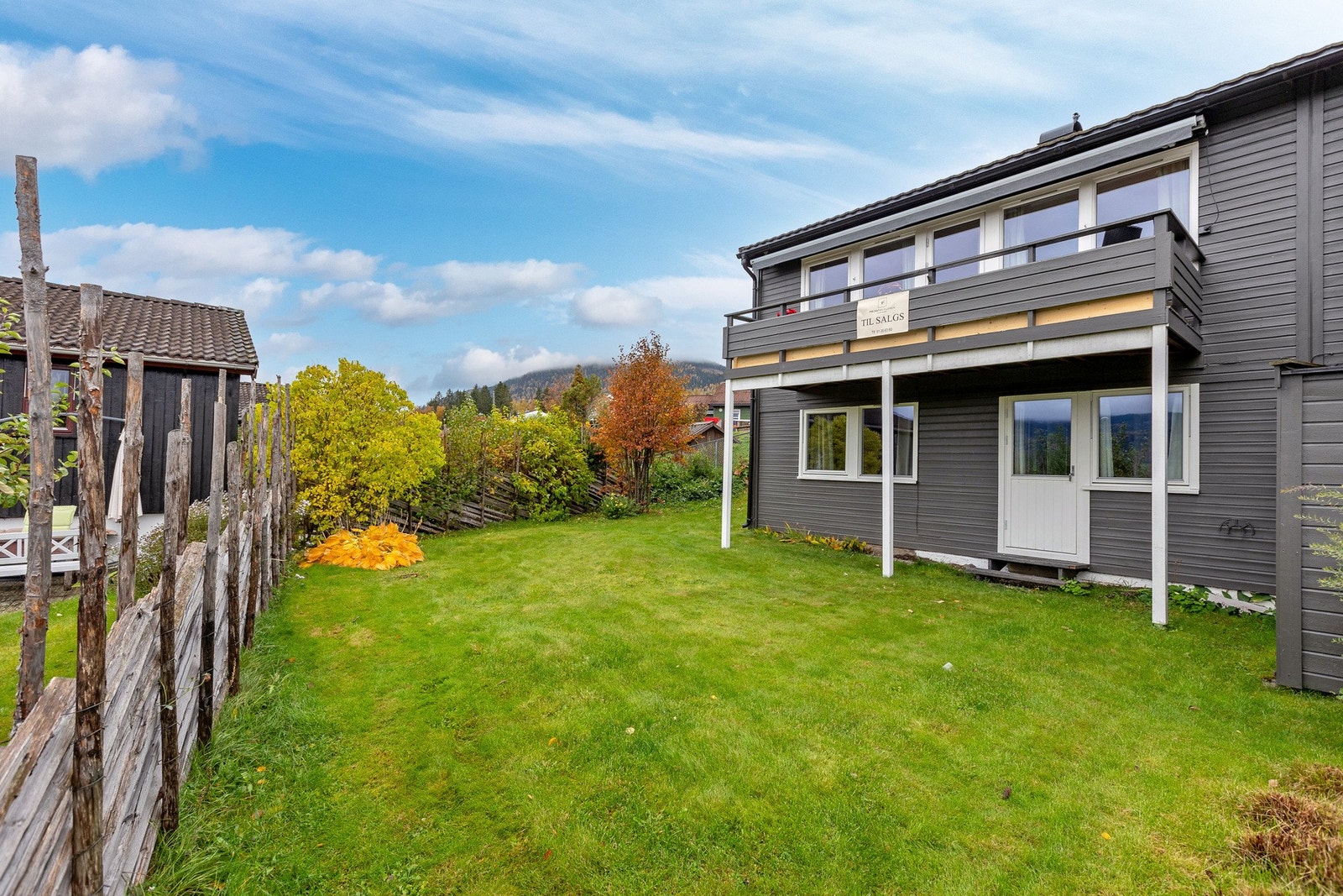 Solrik og pent opparbeidet hage med plen og god plass til lek og avslapning. Galleribilde