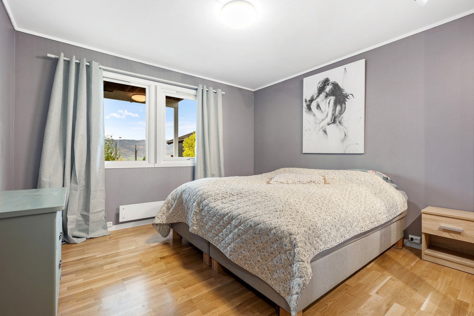 Romslig hovedsoverom med plass til dobbeltseng og hyggelig utsyn mot naturen. Galleribilde