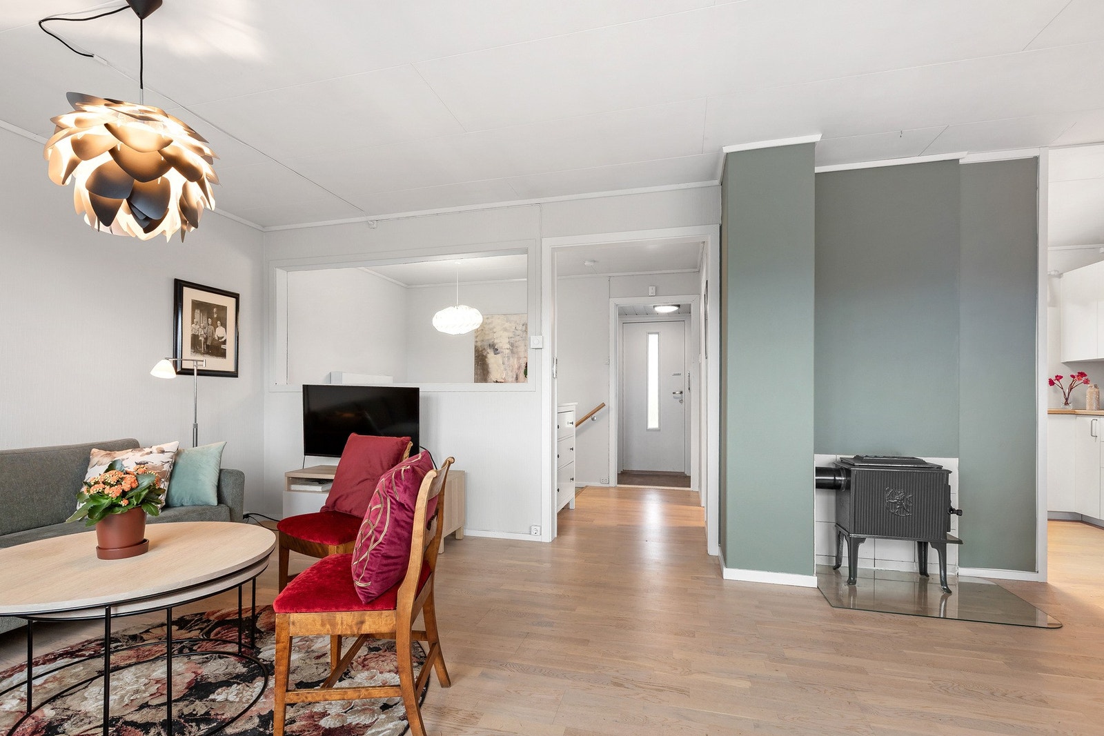 Luftig og gjennomført stue med delikate farger og harmonisk overgang til kjøkken og entré. Galleribilde