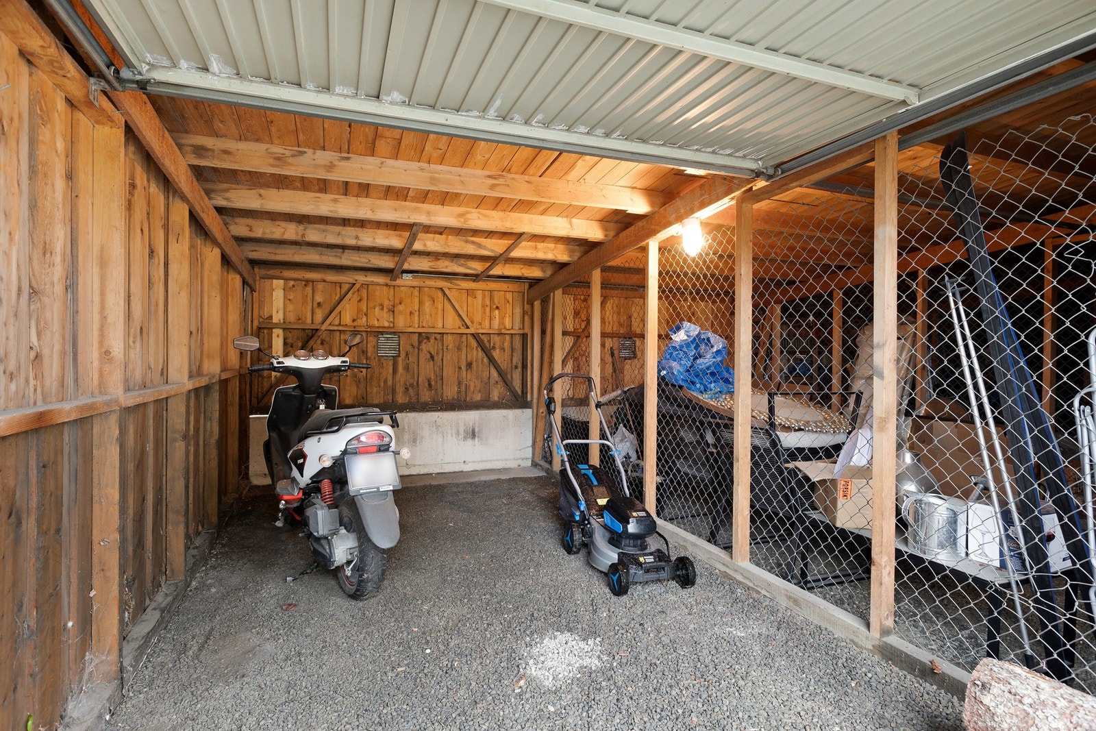 Boligen disponerer egen garasjeplass i fellesanlegg. Bygget skal rives og erstattes med nytt på sikt. Galleribilde