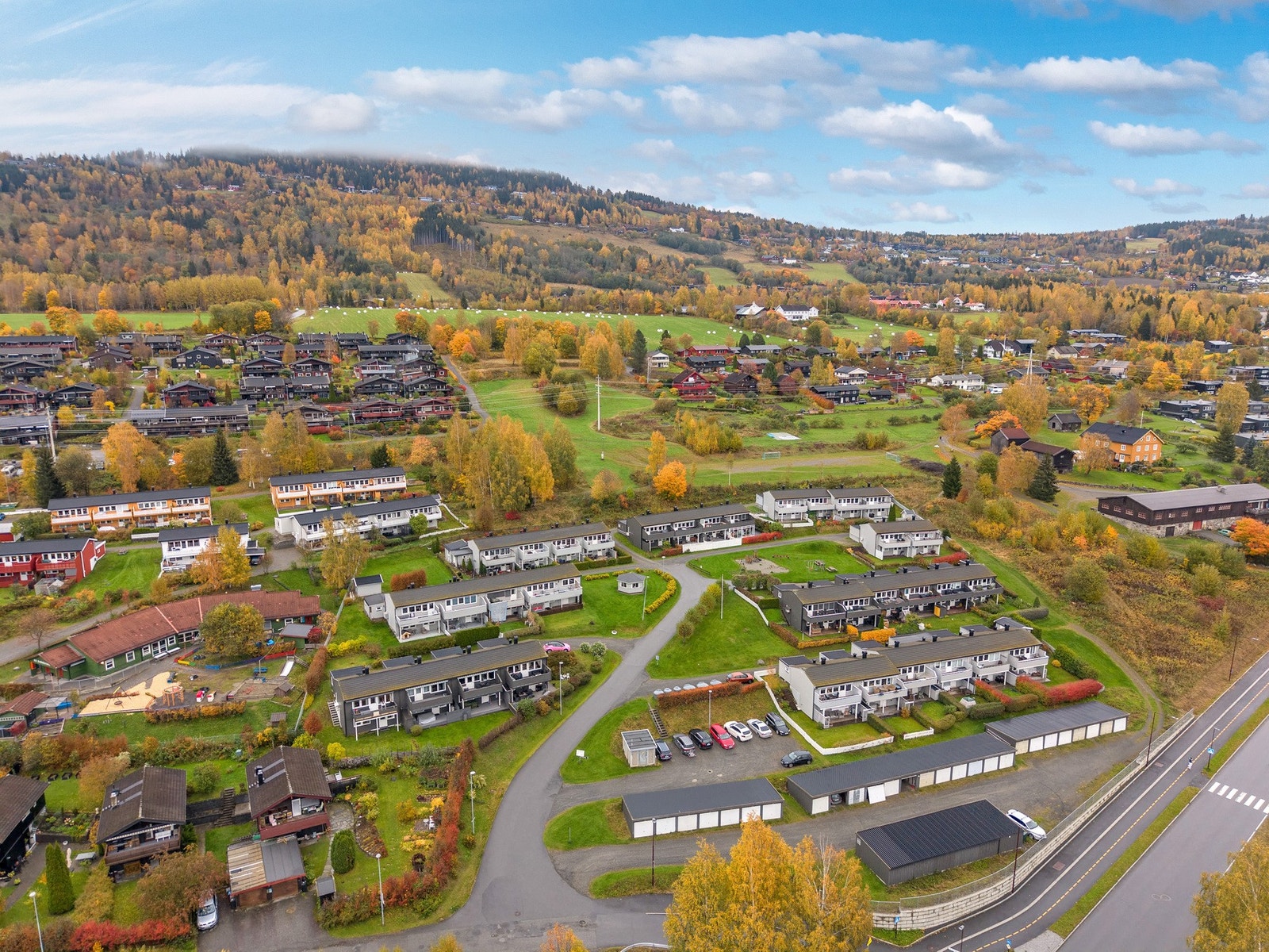 Oversiktsbilde som viser den hyggelige beliggenheten i et etablert og meget barnevennlig boligområde på Nordre Ål. Galleribilde