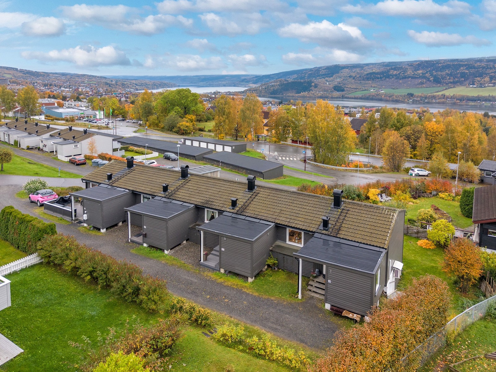 Pen rekkehusbebyggelse i et rolig og barnevennlig område på Nordre Ål - kort vei til skole, barnehage, Kiwi dagligvareforretning og turområder. Galleribilde