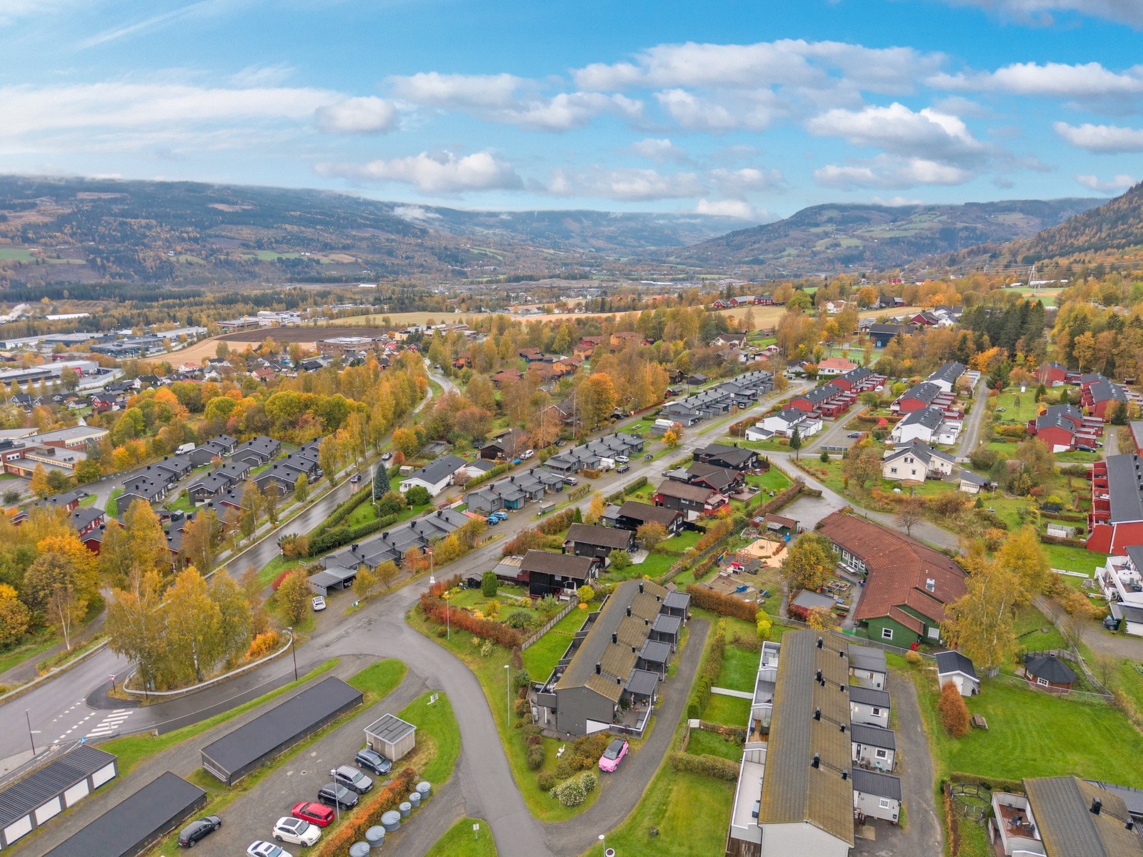 Attraktiv beliggenhet med nærhet til både sentrum, idrettsanlegg og flotte naturområder - ideelt for barnefamilier. Galleribilde