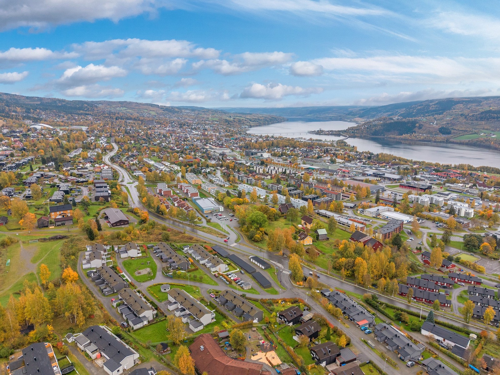 Sentral og attraktiv plassering med nærhet til Stampesletta idrettspark, sentrum og Universitetet Innlandet. Galleribilde