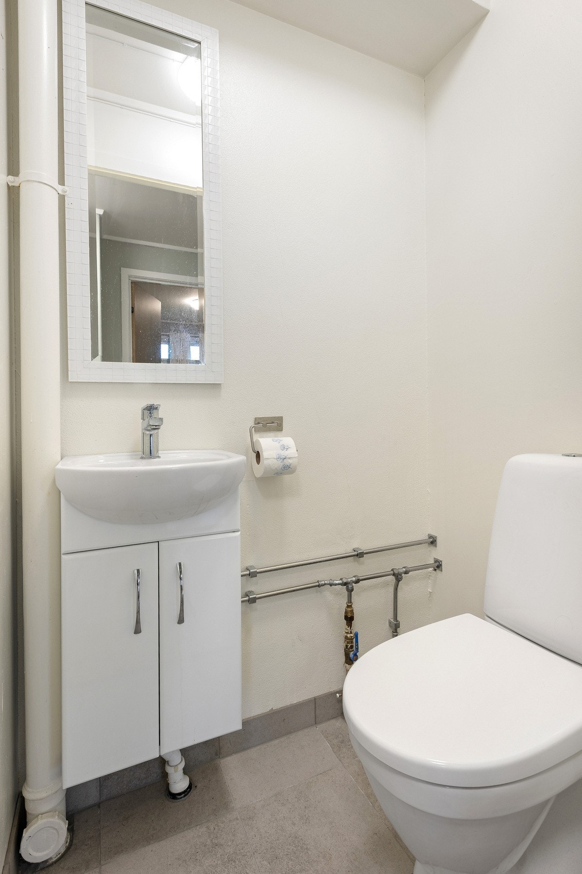 Separat toalettrom med enkel og funksjonell innredning. Galleribilde