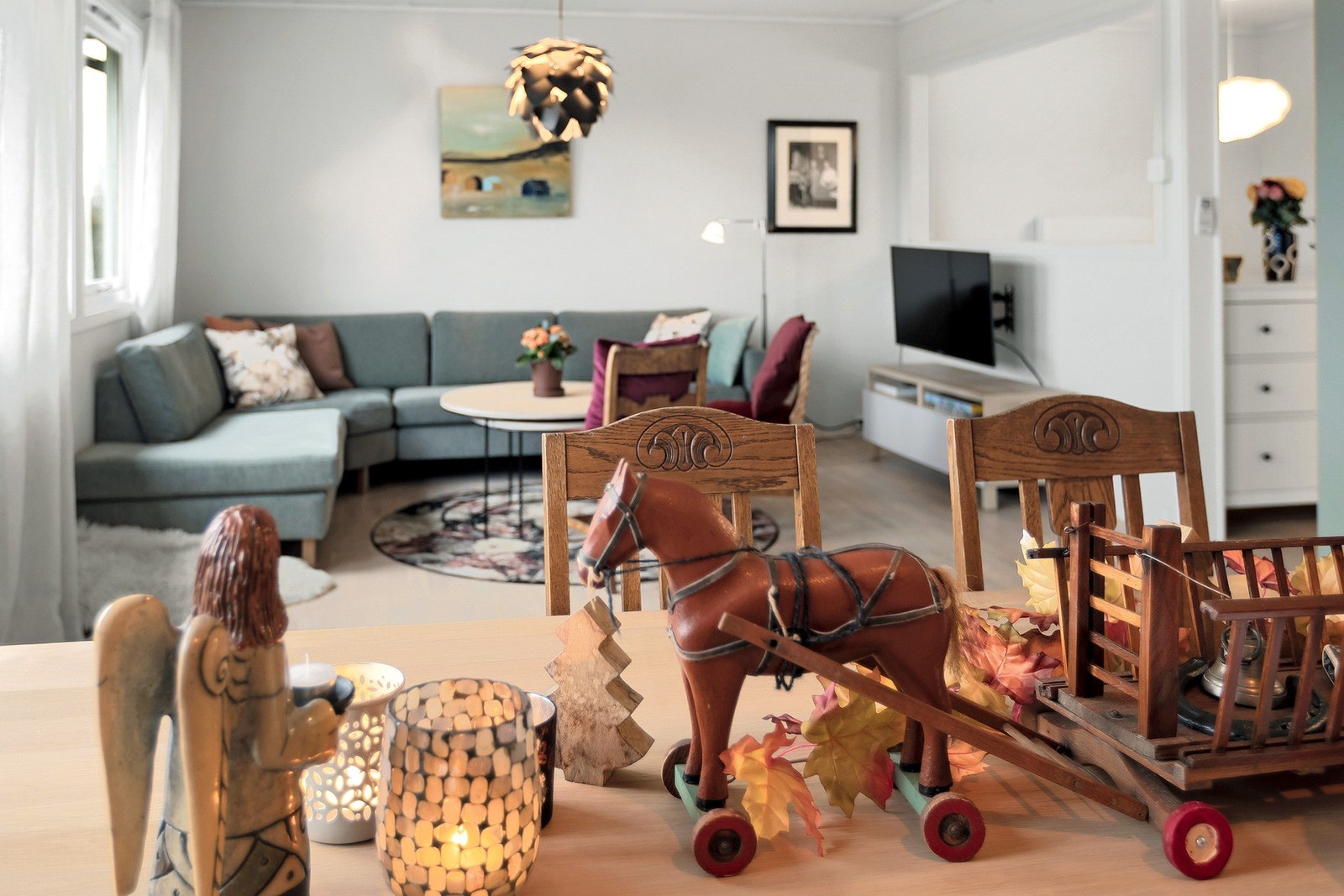 Hyggelig og personlig atmosfære med lune detaljer og fin flyt mellom spiseplass og sofakrok. Galleribilde