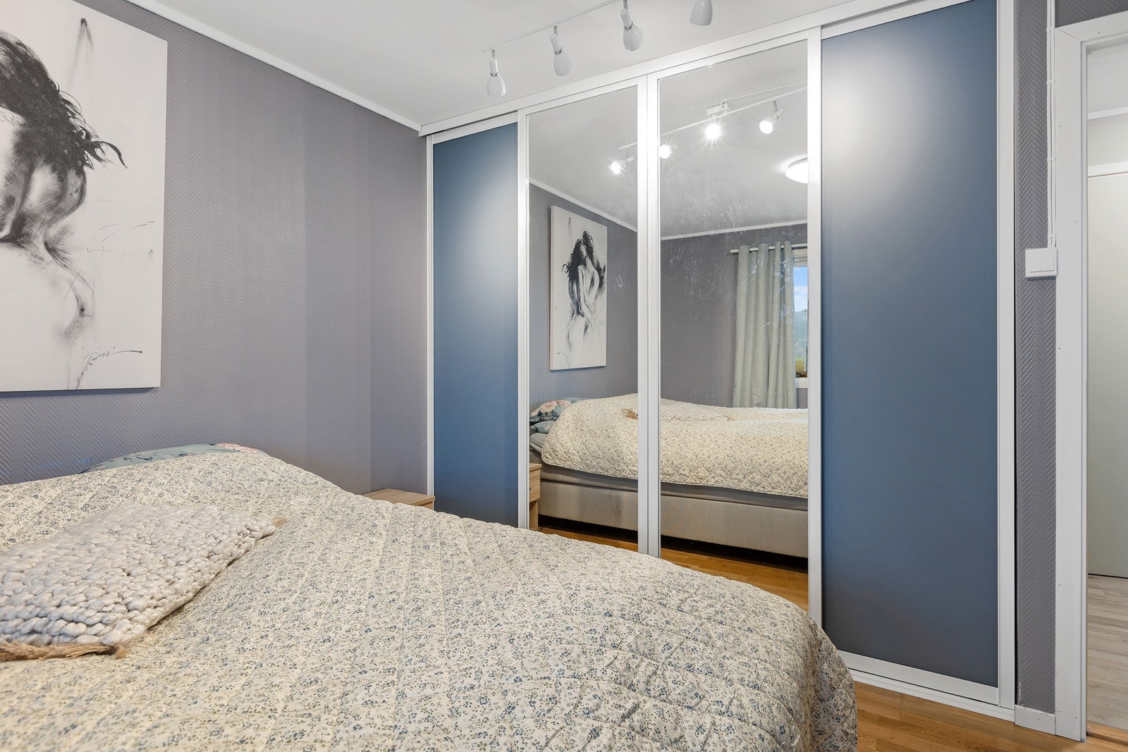 Hovedsoverommet har praktisk skyvedørsgarderobe med speil og god oppbevaringsplass. Galleribilde