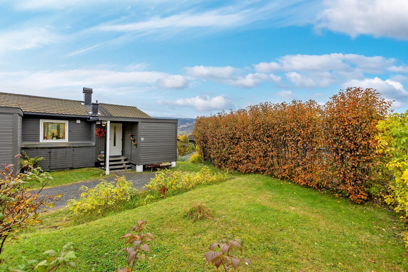 Velholdt bolig med grønt og skjermet uteområde - et fredelig sted innerst i blindveg. Galleribilde