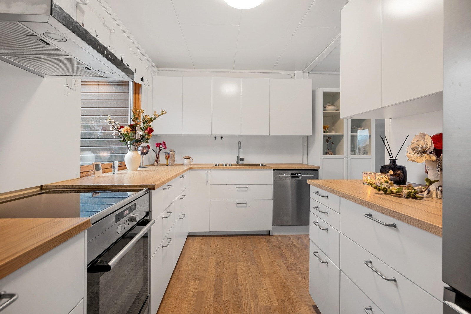 Kjøkkenet har rikelig med skap- og benkeplass samt integrerte hvitevarer. Galleribilde