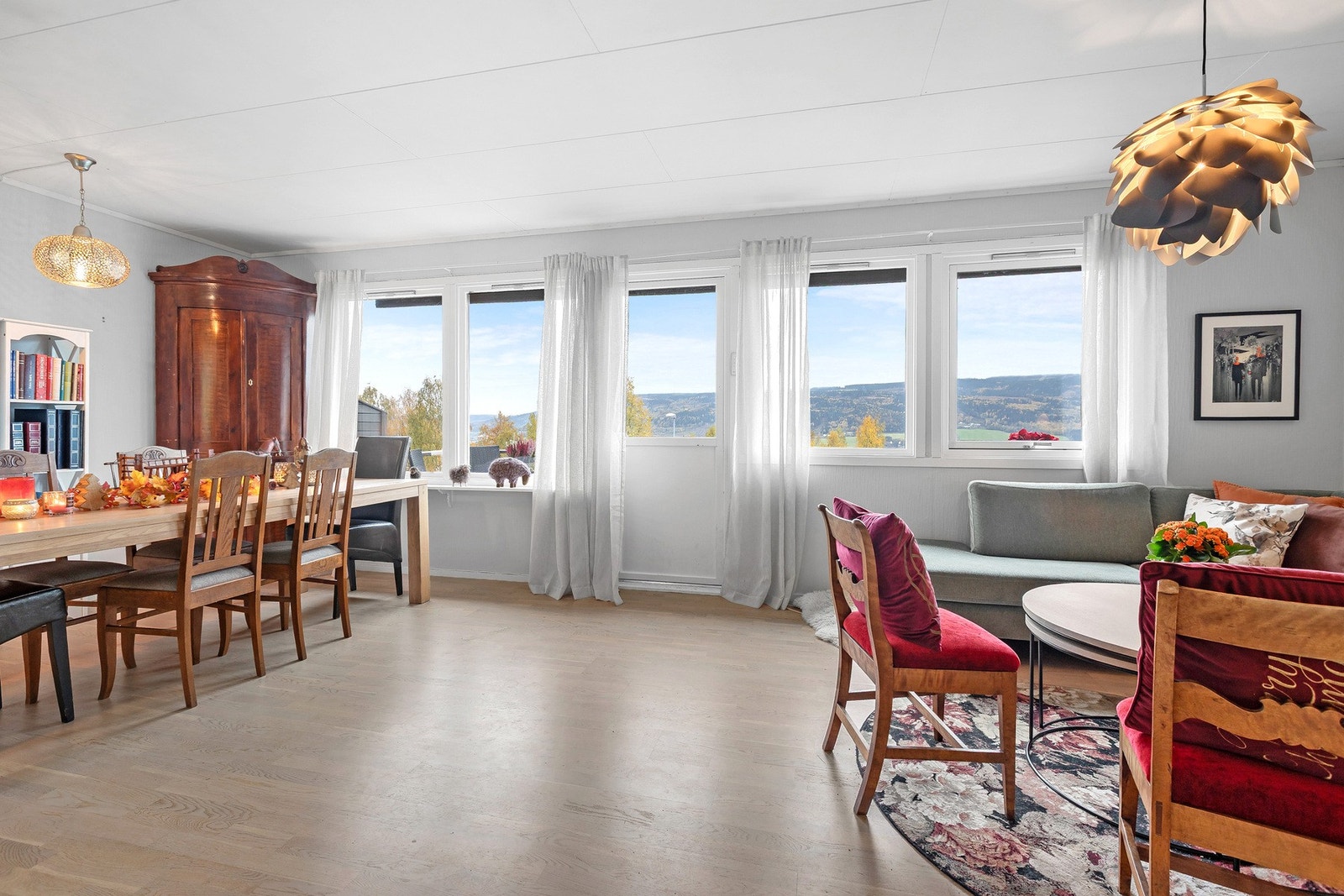 Lys og hyggelig stue med store vindusflater som slipper inn mye lys og gir flott utsyn over landskapet. Galleribilde