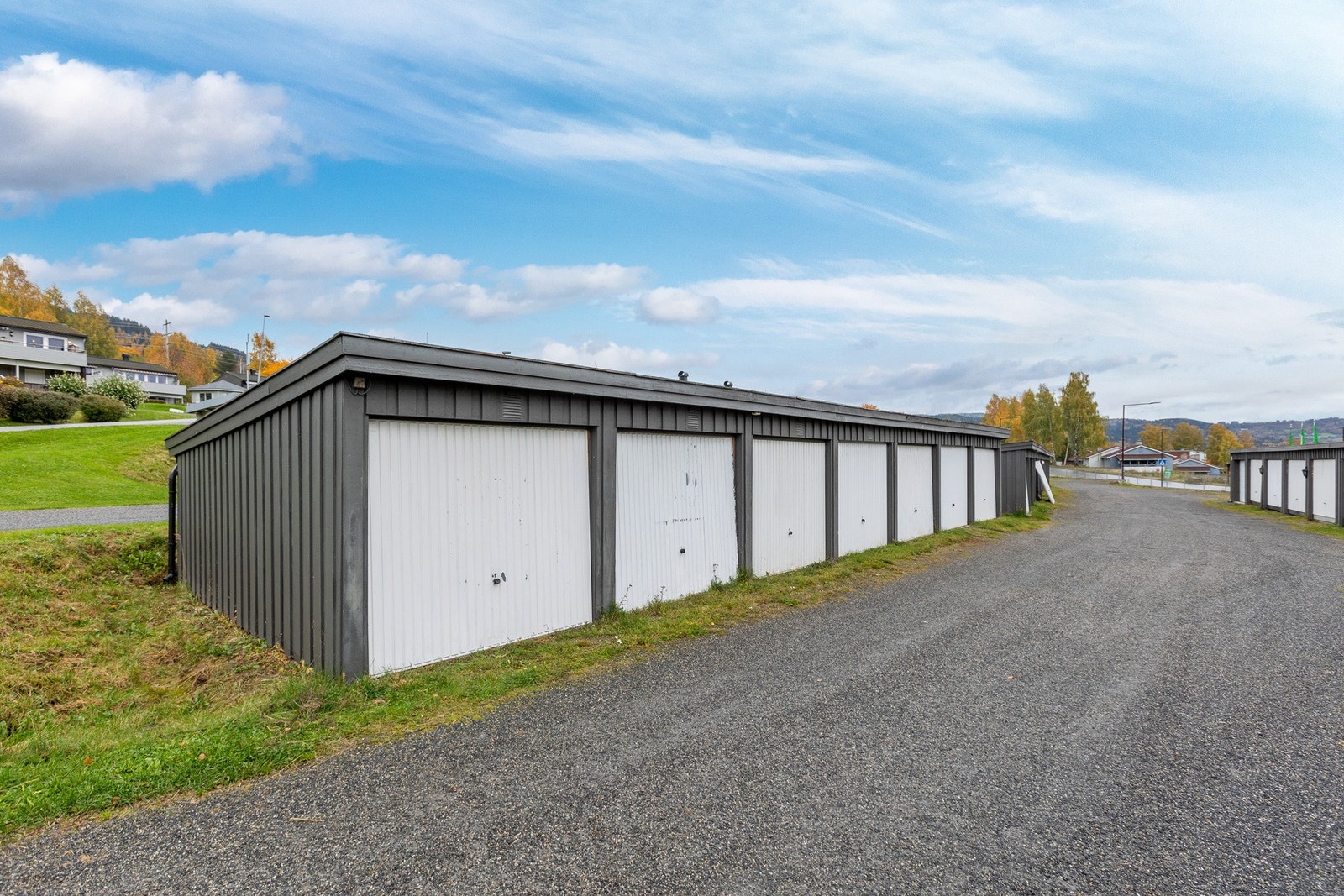 Boligen disponerer garasjeplass i felles garasjerekke med enkel adkomst. Galleribilde