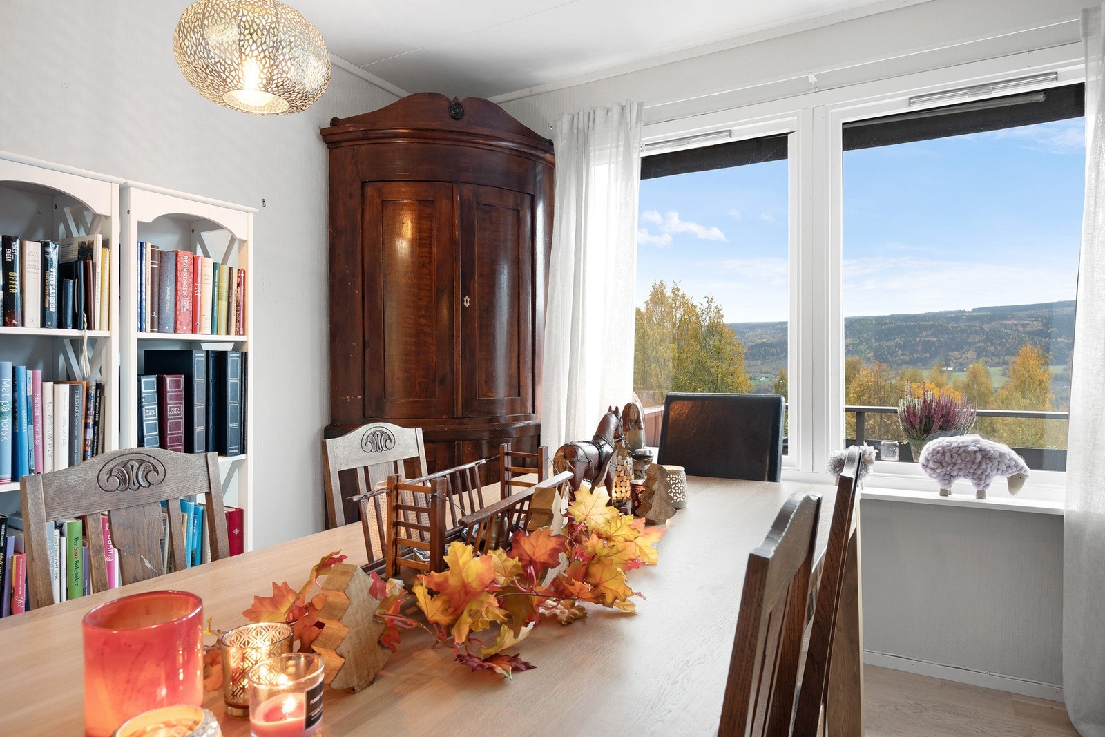 Lys og trivelig spisestue med store vinduer og vakker utsikt mot naturen. Galleribilde