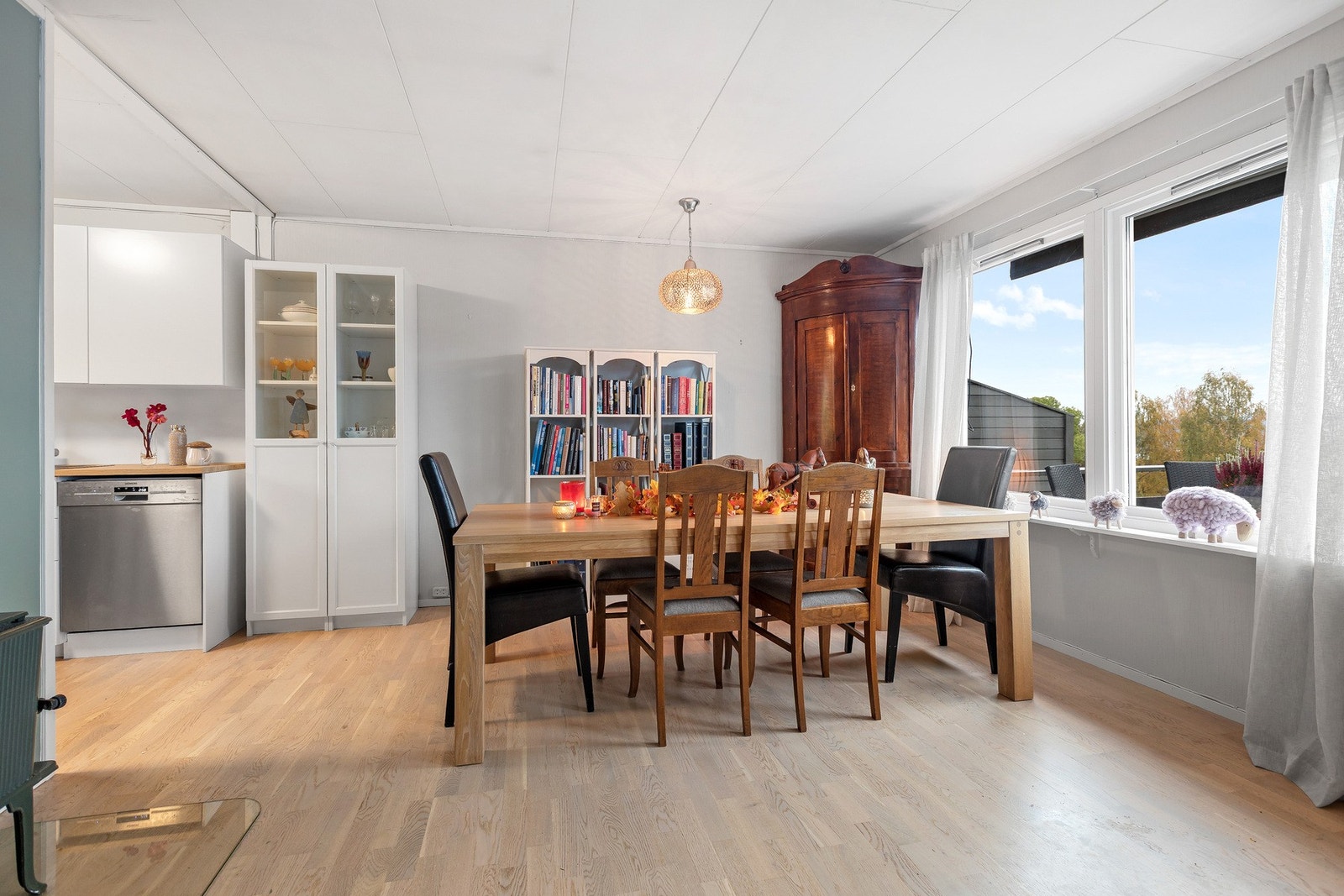 Romslig spiseplass i åpen løsning mot kjøkkenet - perfekt for hyggelige måltider og selskap. Galleribilde