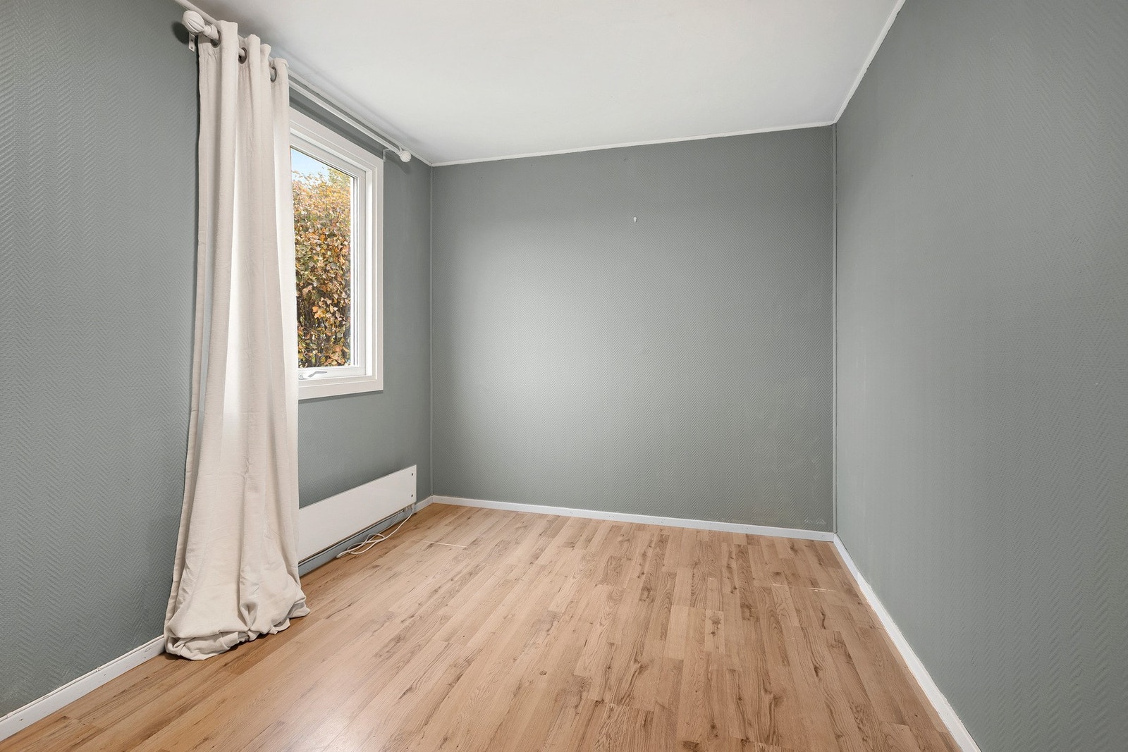 Innredet rom i 1. etasje. Benyttes idag som soverom. Fra byggeår er rommet opprinnelig inntegnet som loftsbod/sportsbod. Galleribilde