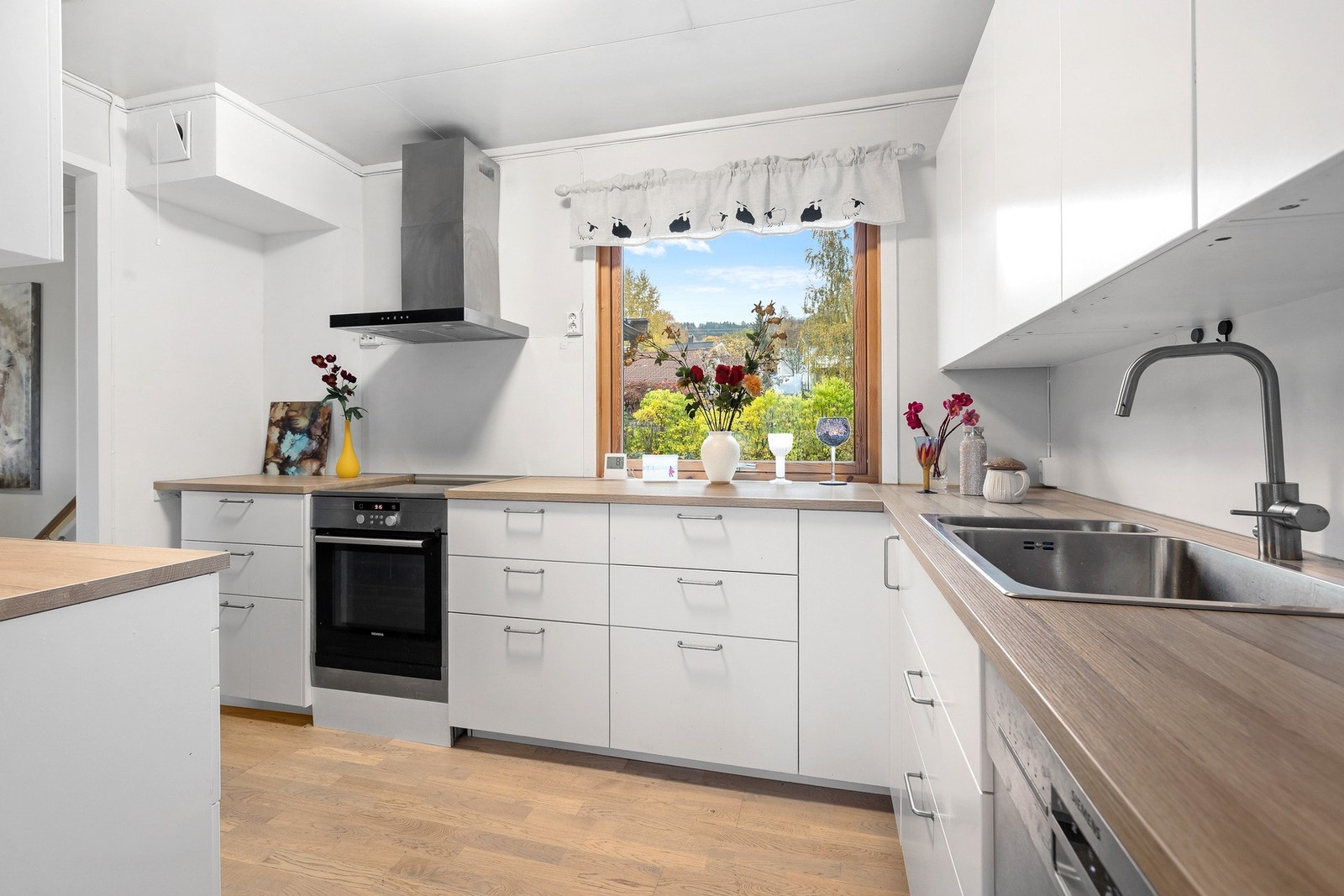 Moderne og lyst kjøkken med god arbeidsplass og hyggelig utsyn til gårdsplassen mot øst. Galleribilde