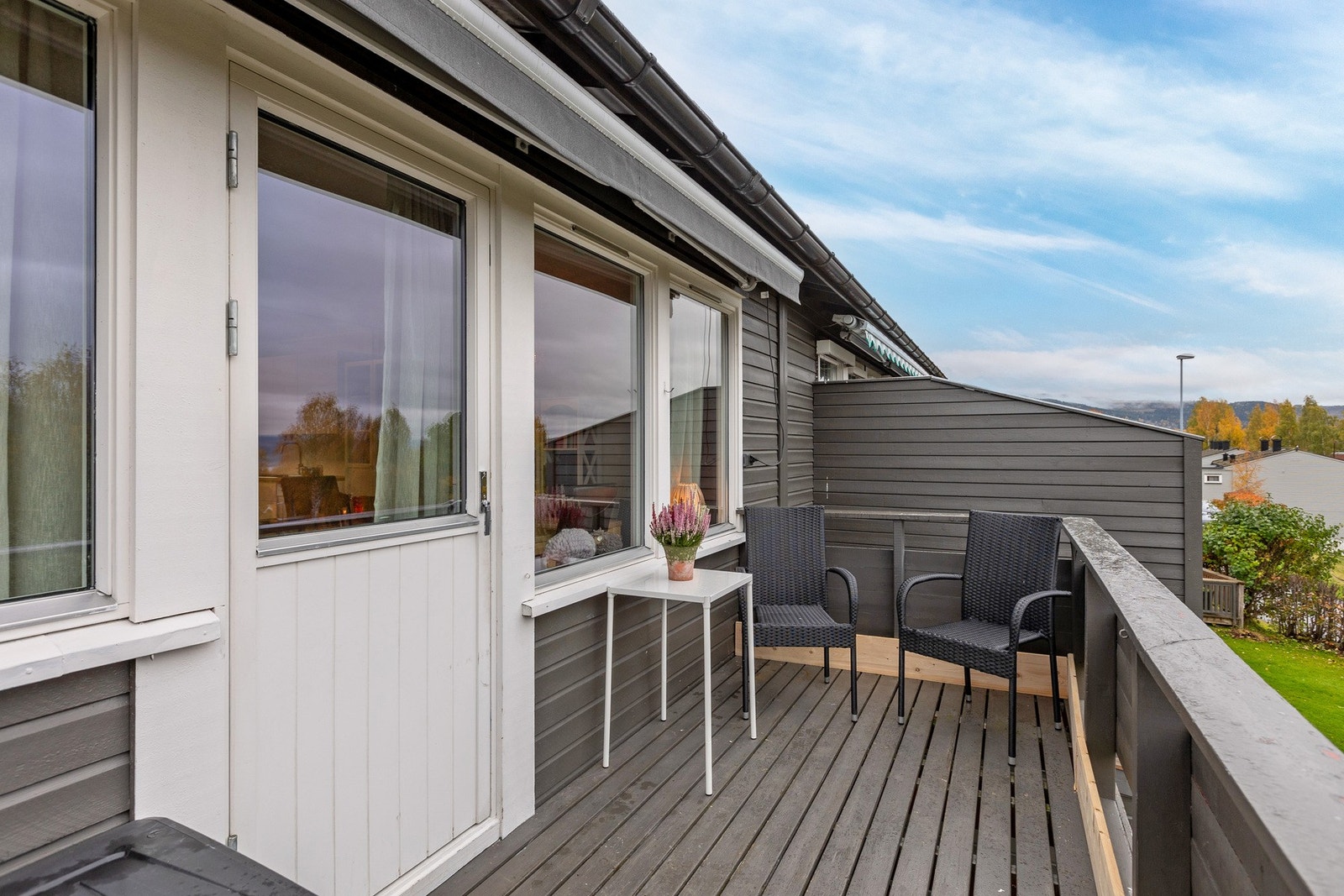 Trivelig veranda med plass til sittegruppe - perfekt for rolige morgener og ettermiddagssol. Galleribilde