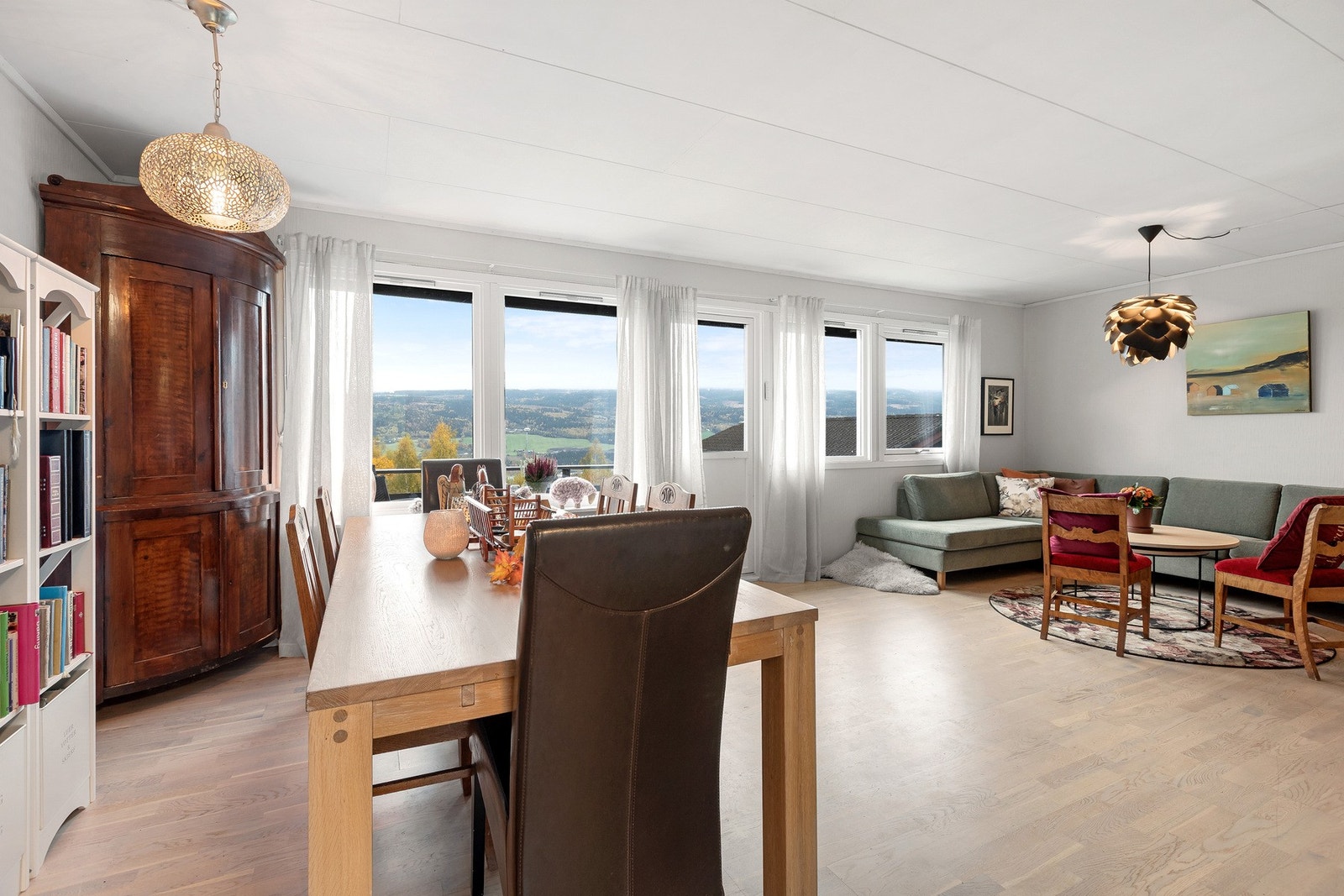 Åpen og luftig planløsning med utgang til veranda og god plass til både spisebord og sofakrok. Galleribilde