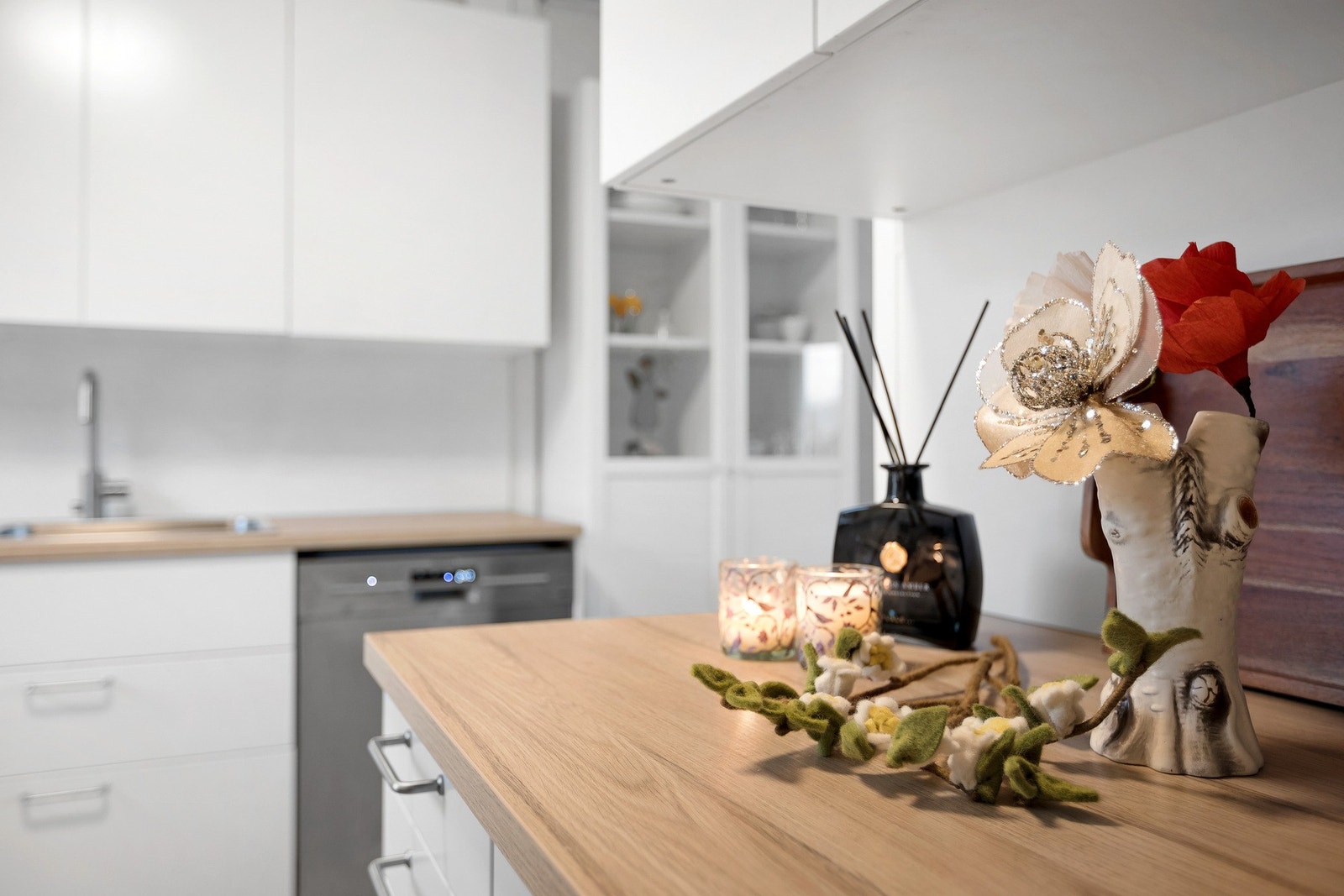 Detaljer som skaper en lun og innbydende atmosfære på kjøkkenet. Galleribilde