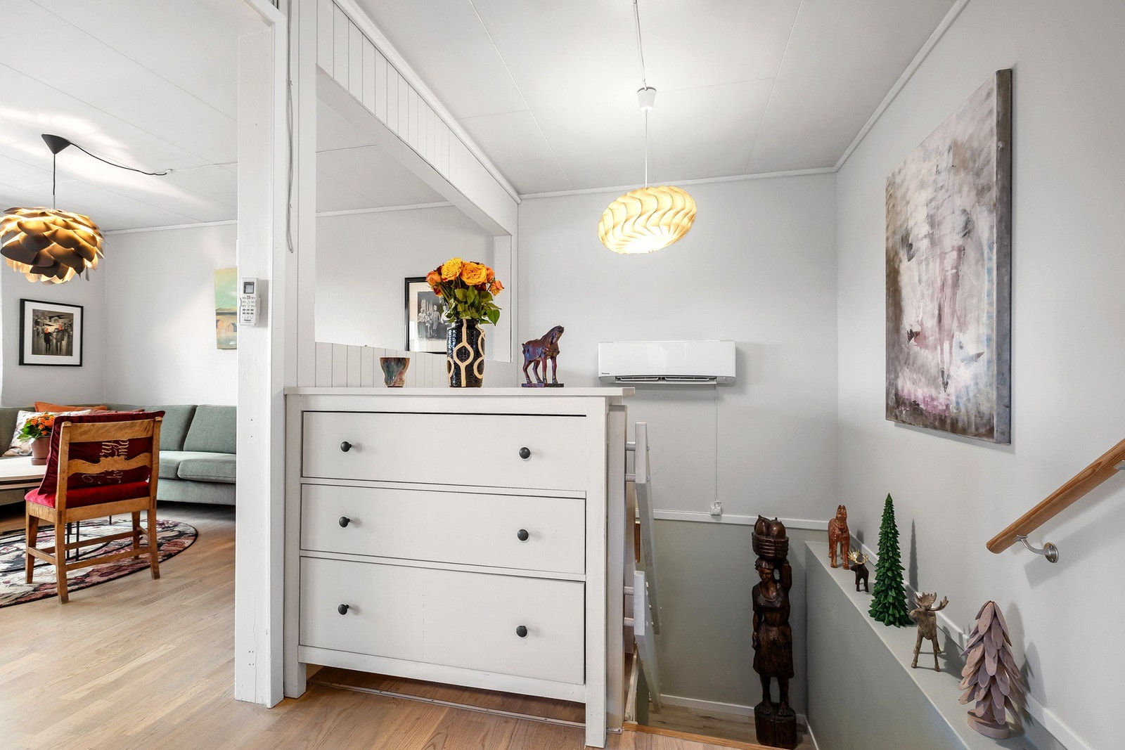 Del av stue og trapperom ned til underetasjen. Galleribilde