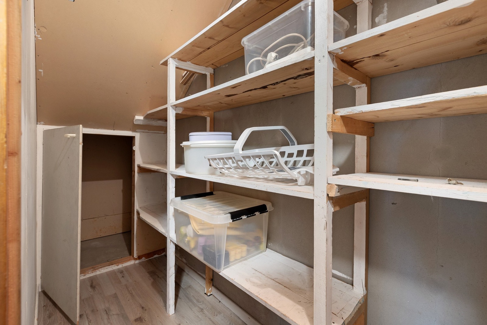 Praktisk innebod med god oppbevaringsplass i hyller og ekstra lagringsmuligheter. Galleribilde