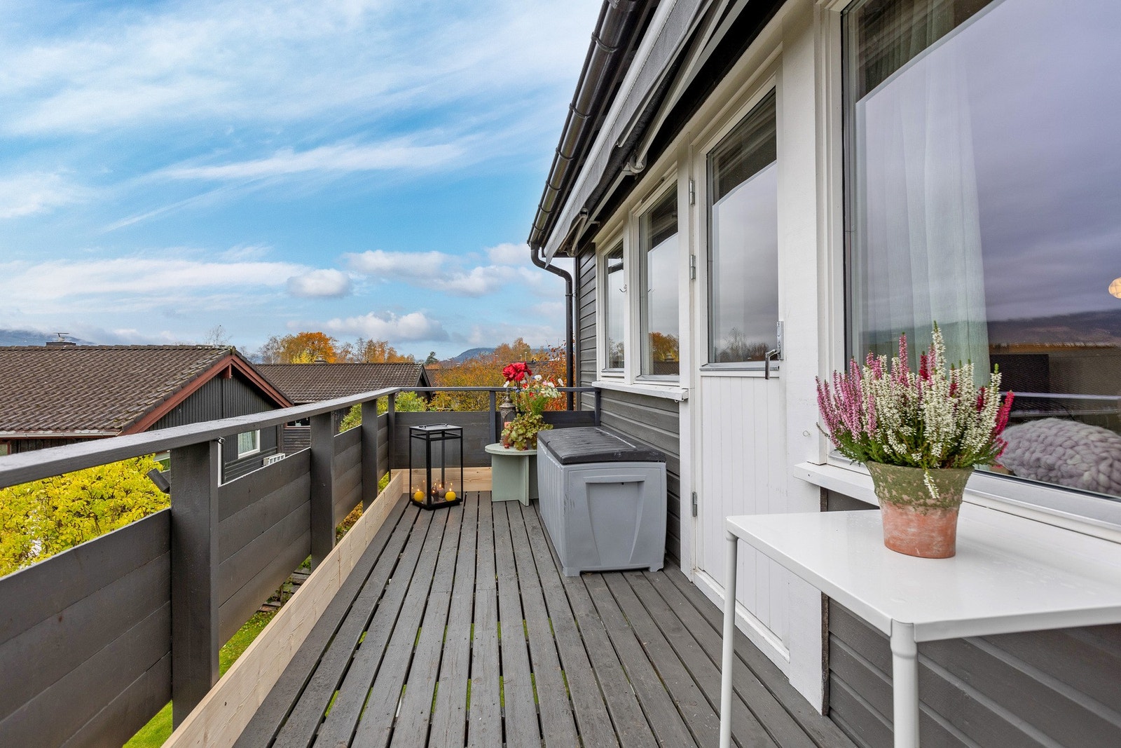 Solrik og trivelig veranda med flott utsikt mot nærområdet - en perfekt plass for rolige stunder. Galleribilde