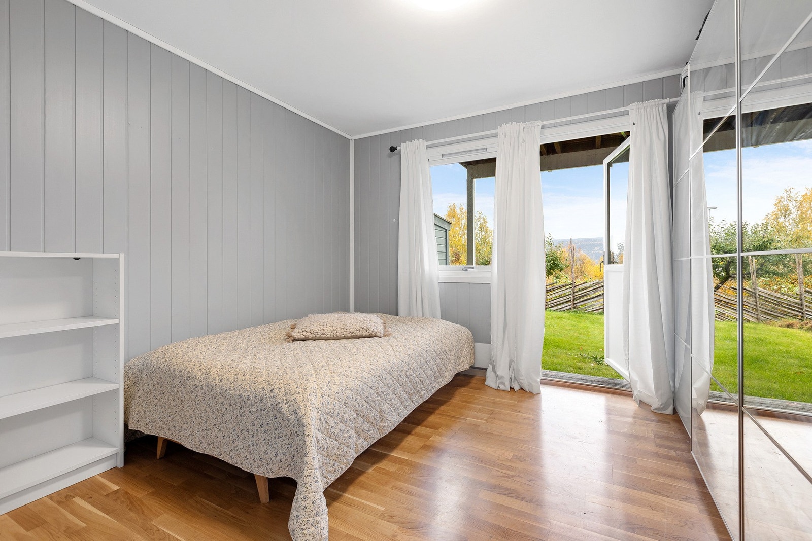 Lyst og trivelig soverom med utgang til hagen - perfekt som gjeste- eller barnerom. Galleribilde