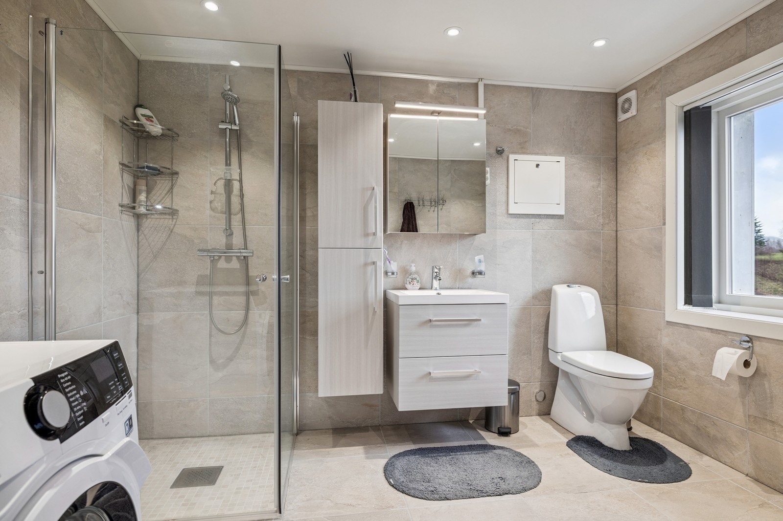 Bad i 2 etg. byr også på god plass med vaskemaskin. Galleribilde