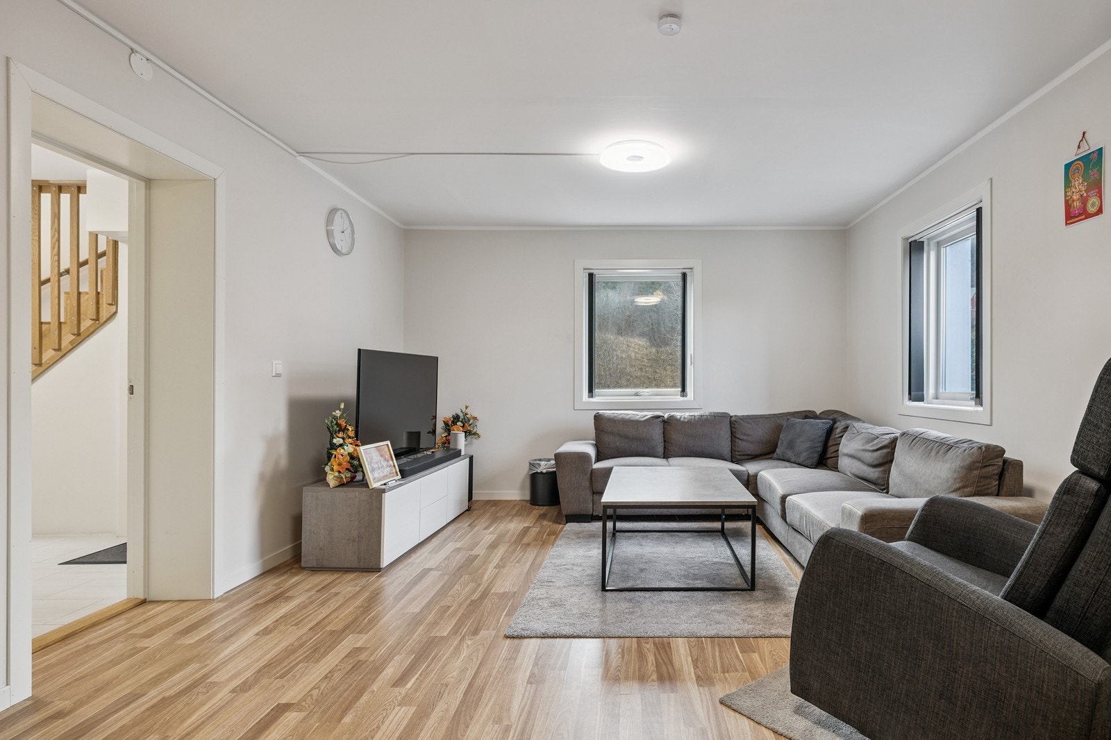 I første etasje er det oppført et nytt bad og kjøkken, samt tv-stue og spisestue. Galleribilde