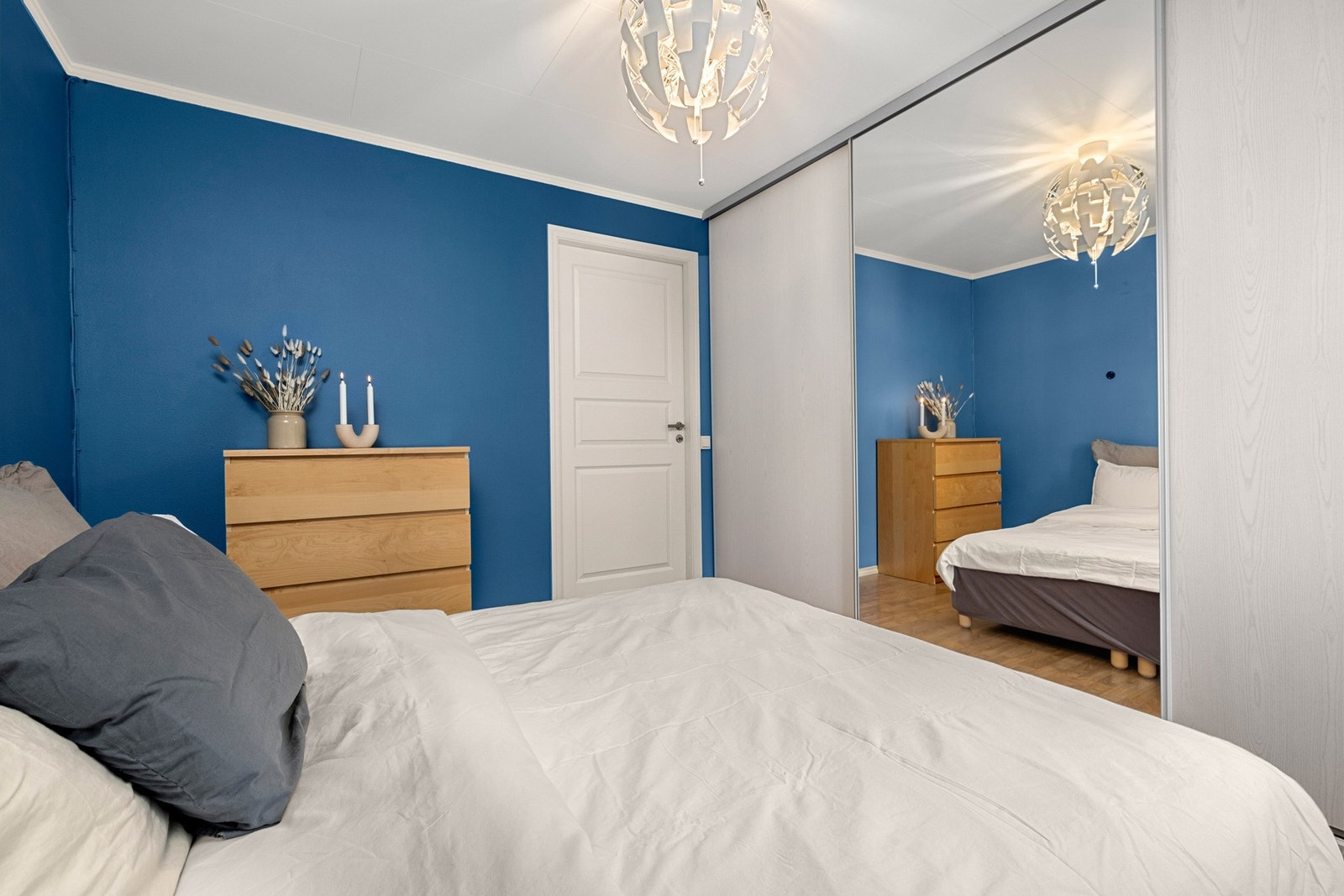 Rommet er innredet med innebygd garderobeskap for god lagringsplass. Her er det god plass for tilhørende møblement Galleribilde