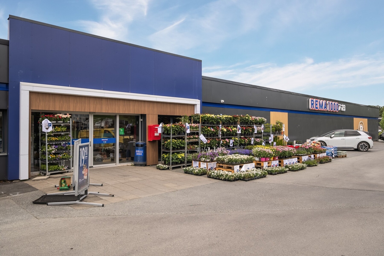 En kort spasertur unna finner du Fossegrenda Senter som inneholder dagligvarebutikk, frisør, treningssenter m.m Galleribilde