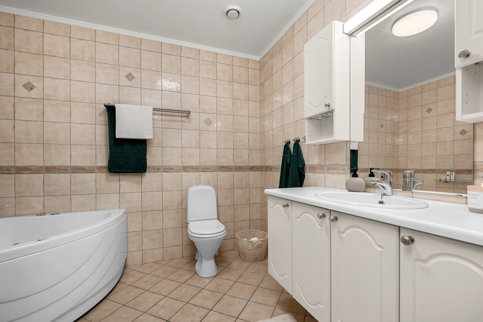 Stort flislagt bad med varme i gulv Galleribilde