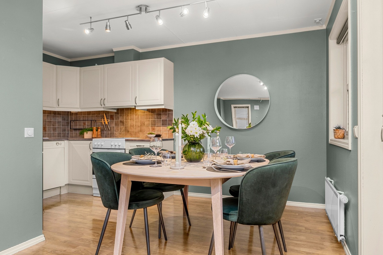 God plass til et spisebord hvor man kan nyte gode måltider i sosiale lag Galleribilde