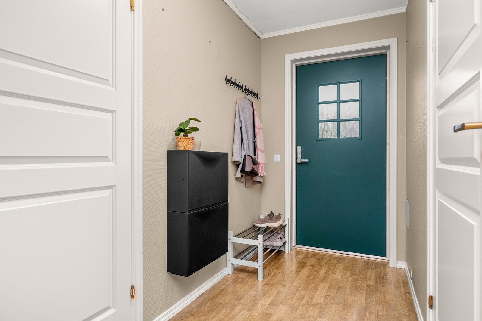 Innbydende entrè med plass til å henge fra seg sko og yttertøy Galleribilde